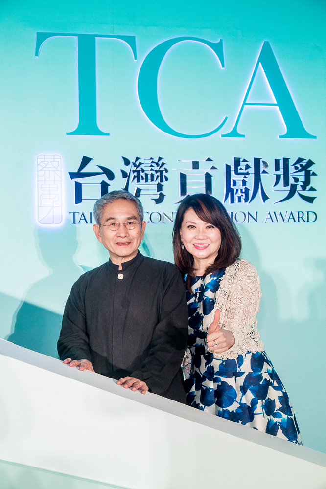 (右)富邦藝術基金會執行長蔡翁美慧 (左)得獎人雲門舞集創辦人林懷民