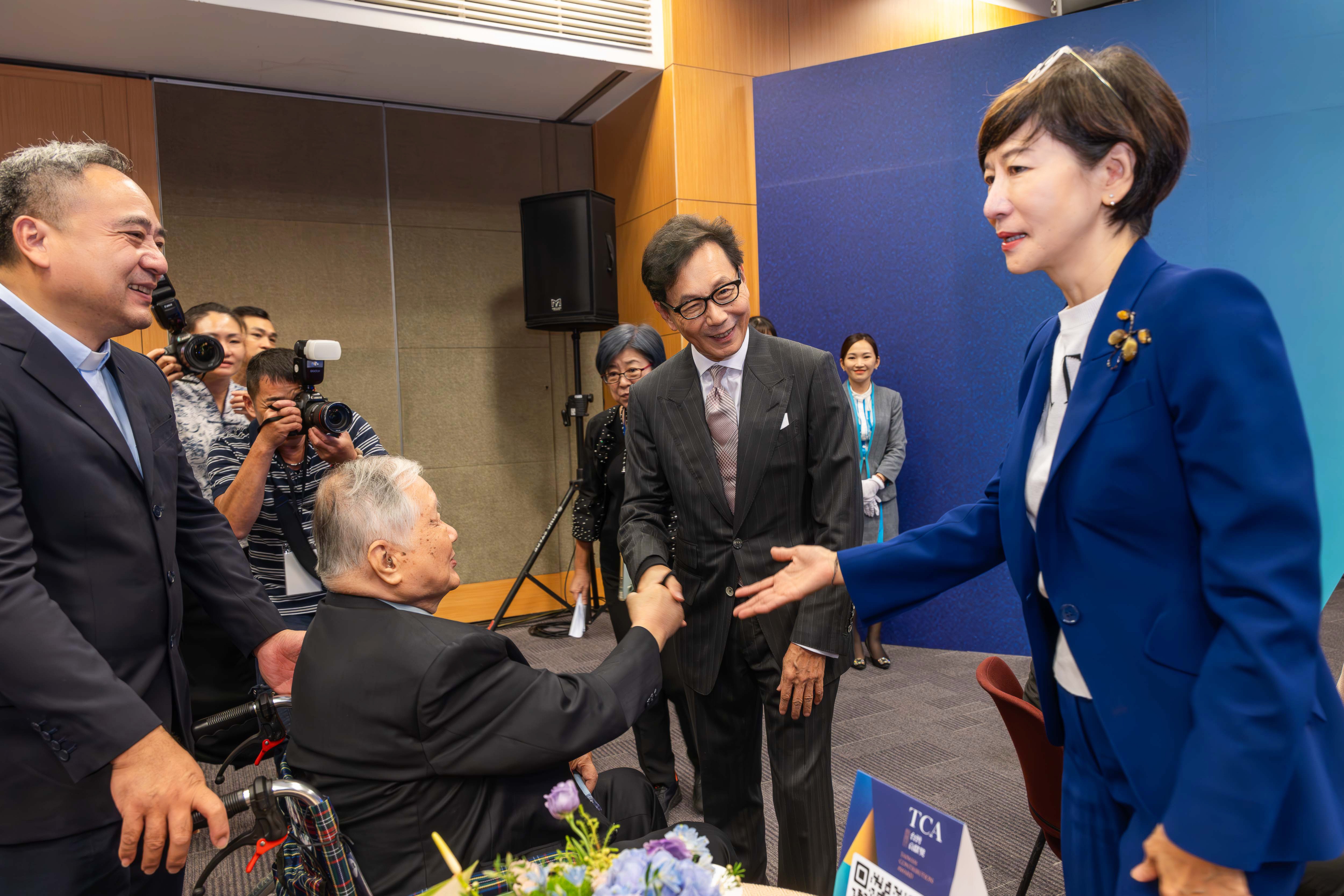 蔡明忠董事長伉儷 . 陳雲址醫師