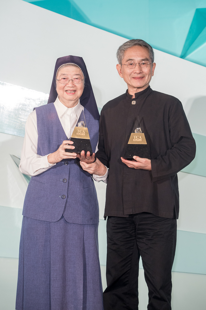 2位得獎人合影 (左)善牧基金會修女湯靜蓮 (右)雲門舞集創辦人林懷民